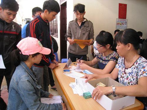 Ưu tiên trực tuyến, thí sinh vẫn chen chân nộp hồ sơ trực tiếp