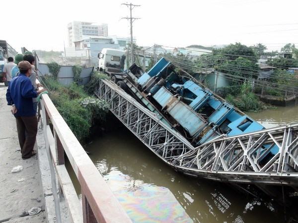 Trục vớt xe tải gây sự cố sập cầu tạm trên Quốc lộ 53