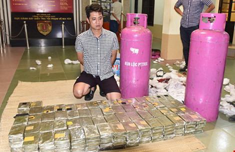 ‘Trùm’ 490 bánh heroin trong bình gas còn nhởn nhơ