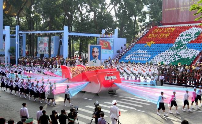 Trưng bày tranh Chủ tịch Hồ Chí Minh kết từ hàng vạn bông sen