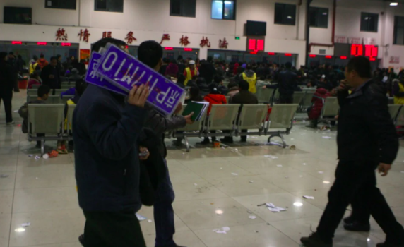 Để không phải đợi đến 9 năm mới có thể có biển số xe, nhiều người đã chấp nhận kết hôn giả