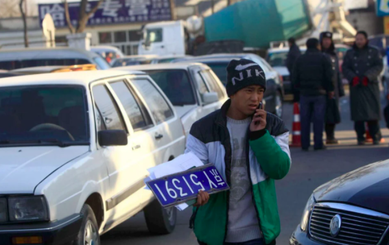 Các cơ quan hôn nhân đã tính phí lên tới 24.000 đô la Mỹ để giúp mọi người có được tấm biển cho một chiếc ô tô chạy bằng xăng. Ảnh: AFP