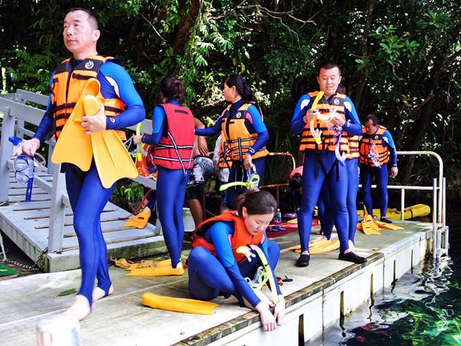 Phương Tây vào cuộcReuters mới đây dẫn nguồn ngoại giao tiết lộ Anh, Mỹ, Pháp và Úc sẽ mở thêm các đại sứ quán, hợp tác nhiều hơn với các đảo quốc Thái Bình Dương nhằm đối phó việc Trung Quốc gia tăng ảnh hưởng trong khu vực. Trung Quốc từ năm 2011 chi mạnh tay vào các đảo quốc Thái Bình Dương và trở thành nhà tài trợ lớn thứ hai khu vực sau Úc, làm dấy lên lo ngại nhiều nước nhỏ có thể bị dính bẫy nợ của Bắc Kinh. Tuy nhiên, phương Tây vào cuộc để cạnh tranh ảnh hưởng tại đây một phần cũng vì các đảo quốc sở hữu vùng biển rộng lớn nhiều tài nguyên, bên cạnh việc mỗi nước đều có một phiếu bầu tại các diễn đàn quốc tế như LHQ. /// AFP