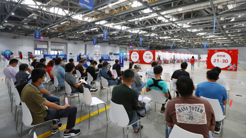 Người từ Đài Loan tiêm vắc xin tại Nam Xương, tỉnh Giang Tây, Trung Quốc /// Reuters