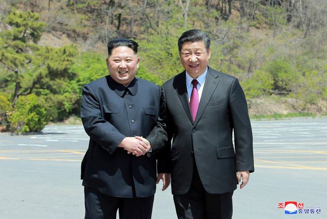 Chủ tịch Kim Jong-un của Triều Tiên và Chủ tịch Trung Quốc Tập Cận Bình trong một lần gặp nhau trước đây ở Trung Quốc /// Reuters