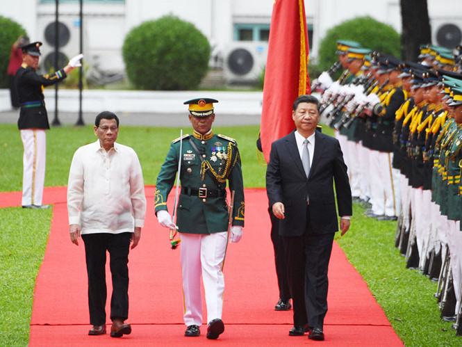 Tổng thống Rodrigo Duterte và Chủ tịch Tập Cận Bình duyệt đội danh dự tại Manila /// AFP