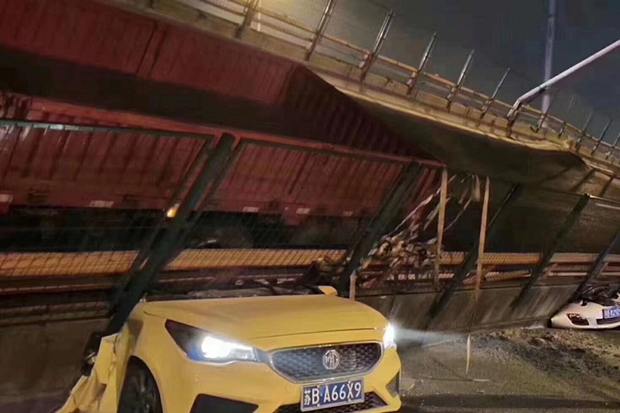 Trung Quoc: Sap cau tai Giang To, nhieu phuong tien bi de bep hinh anh 1