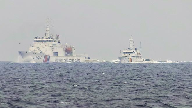 Tàu Kiểm ngư Việt Nam (phải) thực hiện các biện pháp thực thi chủ quyền, quyền chủ quyền và quyền tài phán để bảo vệ vùng biển Việt Nam, không cho tàu Hải Dương Địa chất 8 hoạt động trái phép. Tuy nhiên, tàu hải cảnh 3501 của Trung Quốc (trái) chạy tốc độ cao, ngăn cản không cho tàu Kiểm ngư Việt Nam làm nhiệm vụ Ảnh: ngư dân cung cấp