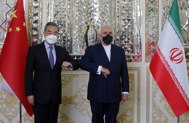 Ngoại trưởng Iran Javad Zarif (phải) tiếp ông Vương Nghị tại Tehran vào ngày 27.3 /// AFP