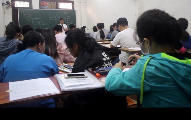 Học sinh tham gia lớp luyện thi môn văn do thầy giáo Đỗ Đức Anh hướng dẫn  /// Ảnh: Đăng Nguyên