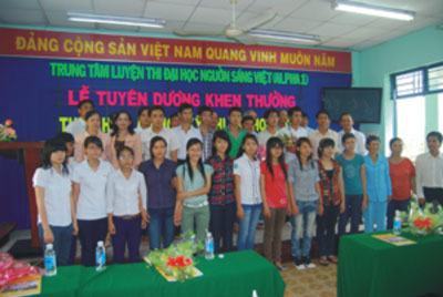 Trung tâm Luyện thi ĐH Nguồn Sáng Việt: Lễ tuyên dương, khen thưởng – Á khoa, Thủ khoa kì thi ĐH – CĐ 2012