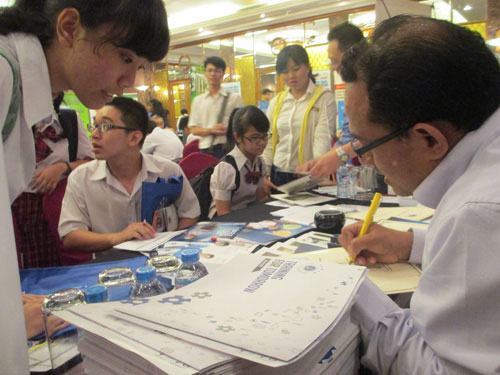 Chọn trường du học: Băn khoăn giữa College hay University