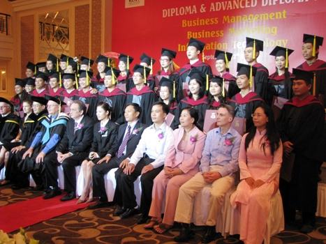 Trường cao đẳng Quốc tế Kent phát bằng Diploma cho 130 sinh viên