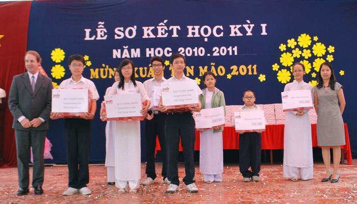 Trường CĐ Quốc tế PSB tặng thưởng HS giỏi các trường THPT