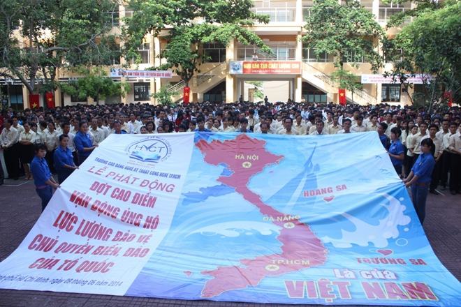 Trường CĐN Kỹ Thuật Công Nghệ TPHCM: Ủng hộ lực lượng bảo vệ biển đảo.