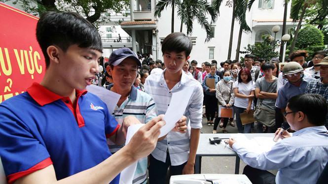 Thí sinh làm thủ tục nhập học tại Trường ĐH Công nghiệp TP.HCM, trường xét tuyển hơn 1.000 chỉ tiêu bổ sung  /// Ảnh: ĐàoNgọc Thạch