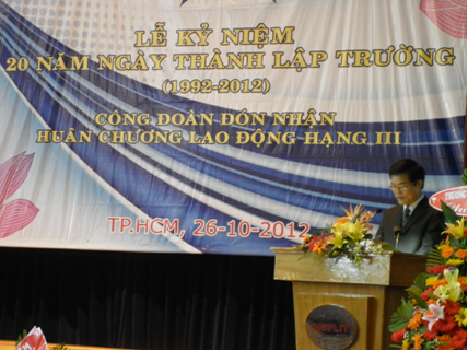 Trường ĐH HUFLIT đón nhận Huân chương Lao động hạng 3