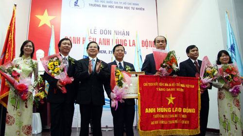 Trường ĐH Khoa học tự nhiên (ĐHQG TP.HCM): Nhận danh hiệu Anh hùng lao động