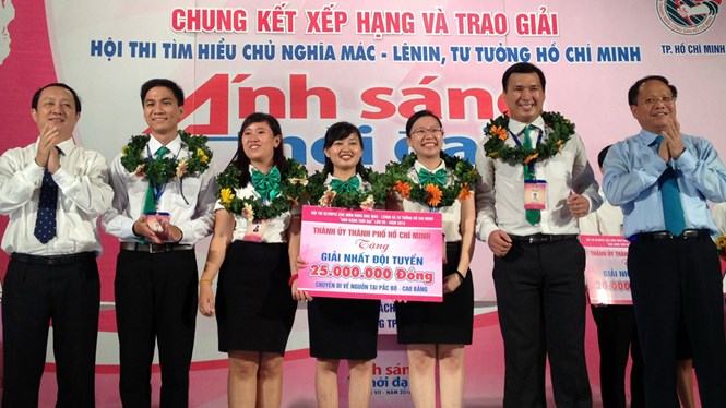 Trao giải nhất cho nhóm sinh viên Trường ĐH Khoa học Tự nhiên TP.HCM. /// Ảnh: Lê Thanh