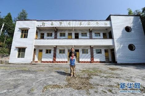 Trường học chỉ có hai thầy trò