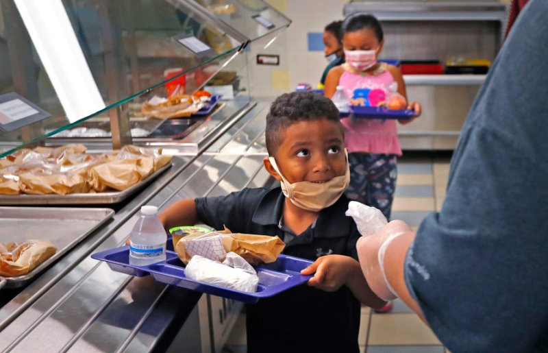 Trường học Mỹ gây bức xúc vì yêu cầu học sinh đeo khẩu trang khi ăn