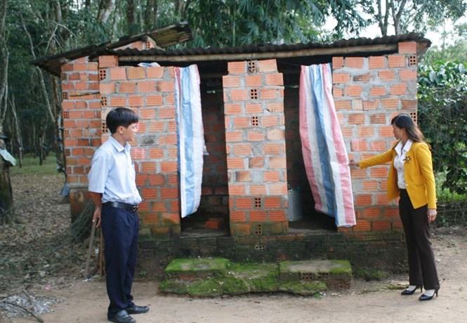 Không phải trường học nào ở Kon Tum cũng có nhà vệ sinh dù là tạm bợ như thế này	 /// ẢNH: PHẠM ANH