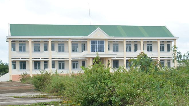 Khu ký túc xá của trường mới xây lên đang... bỏ hoang	 /// TRẦN HIẾU