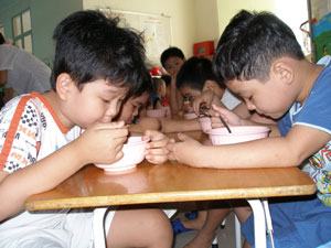 Trường mầm non “đau đầu” vì… thiếu cấp dưỡng