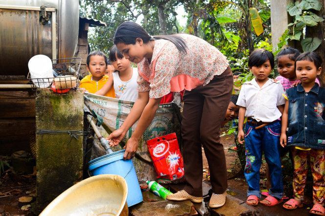 Cô giáo HĐiêr Niê Kđăm mỗi ngày phải nhiều lần đi xin nước từ nhà người dân cho học sinh vệ sinh - Ảnh: L.Hồng