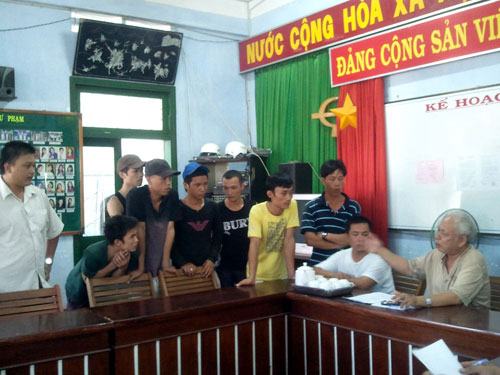 Trường, nhà thầu tranh cãi, học sinh lãnh đủ