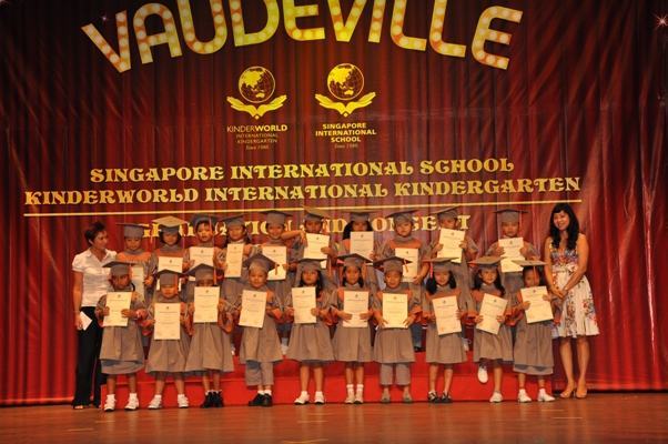 Trường Quốc tế Singapore và Mẫu giáo KinderWorld tổng kết phát bằng tốt nghiệp cho học sinh