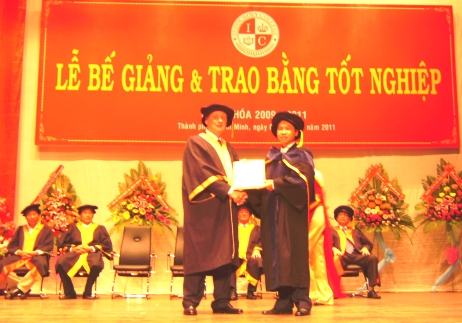 Trường TC Đông Dương trao bằng tốt nghiệp cho 503 học sinh