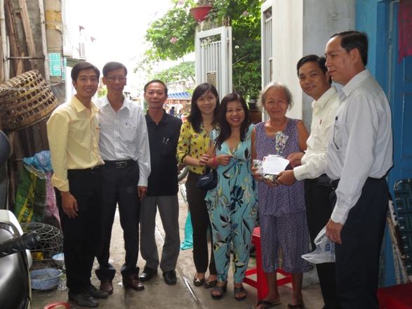 Trường TC Quang Trung thăm người cao tuổi nhân ngày 1/10