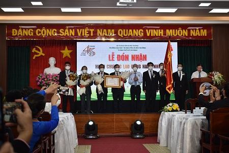 ĐH Tài nguyên và Môi trường TP.HCM đón nhận Huân chương Lao động hạng Nhì