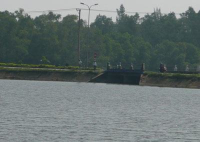 Trượt chân xuống hồ, 2 học sinh chết đuối thương tâm