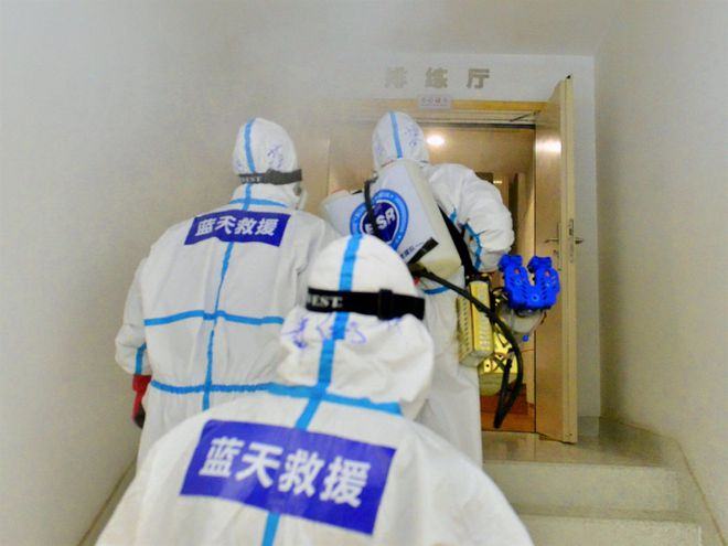 Phun dung dịch khử trùng bên trong một nhà hát ở thành phố Vũ Hán, tỉnh Hồ Bắc /// AFP