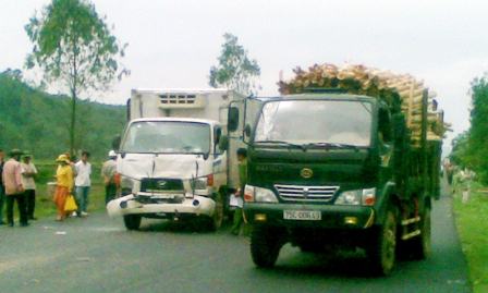 TT-Huế: Tai nạn xe hơi liên hoàn, quốc lộ 1A kẹt nhiều giờ