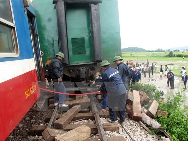 Tàu chở hàng trật bánh, đường sắt Bắc – Nam ùn ứ