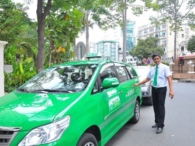 Các DN taxi đang gấp rút lắp đặt máy in hóa đơn tính tiền trước ngày 1.7.2016. /// Ảnh: Nguyễn Tiến