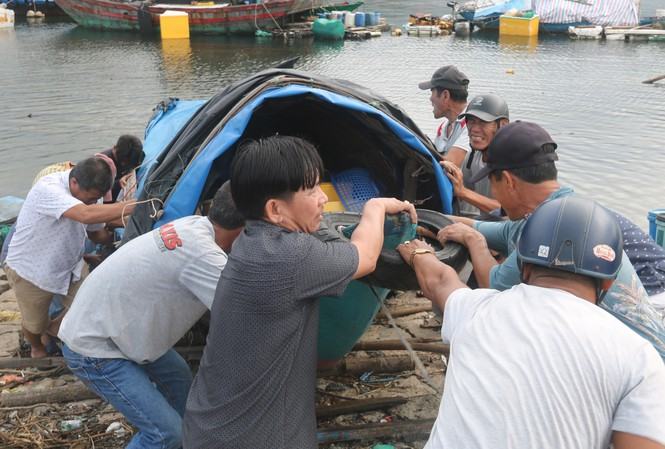 Người dân Đà Nẵng giúp nhau di chuyển tàu thuyền lên bờ trước khi bão số 9 đổ bộ vào. Ảnh: Nguyễn Thành