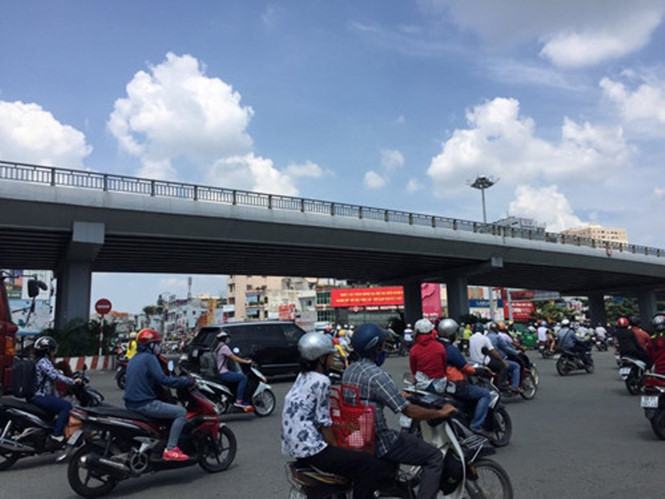 Từ 21.10, cho xe gắn máy lên cầu vượt Hàng Xanh