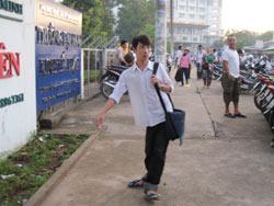 Tự đi thi với đôi chân khuyết tật