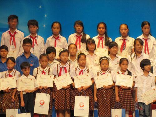 T.Ư Đoàn trao học bổng cho học sinh nghèo hiếu học