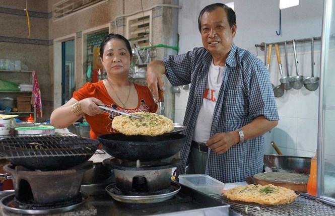 Món pizza hủ tiếu độc đáo của vợ chồng ông Sáu Hoài. /// Ảnh: Hương Giang