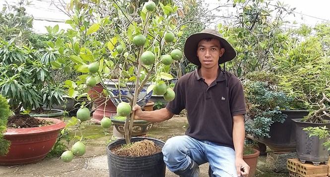 Nguyễn Văn Thanh Bình bên chậu cherry Nam Mỹ có giá trên 20 triệu đồng của mình /// Ảnh: G.B