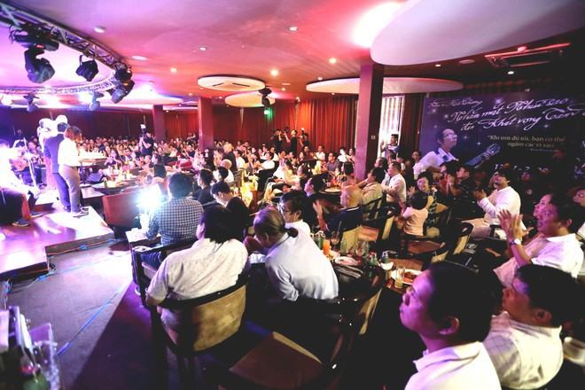 Buổi ra mắt sách của nhạc sĩ Hà Chương thu hút đông độc giả tham dự nhưng lại vắng tác giả Nguyễn Thanh Nhã /// Ảnh: Quỳnh Trân