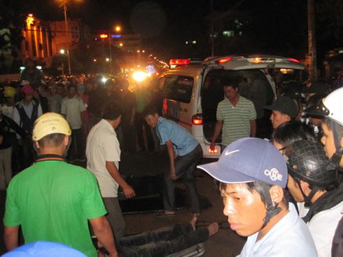 Tự va vào dải phân cách, 2 thanh niên chết tại chỗ