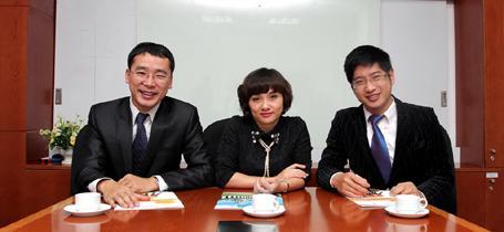 Ba kh&aacute;ch mời tham gia giao lưu.