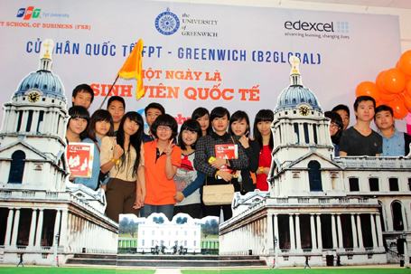 Ba kh&aacute;ch mời tham gia giao lưu.