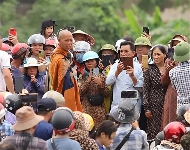 Từ vụ TikToker quay lén: Ranh giới sáng tạo và vi phạm pháp luật